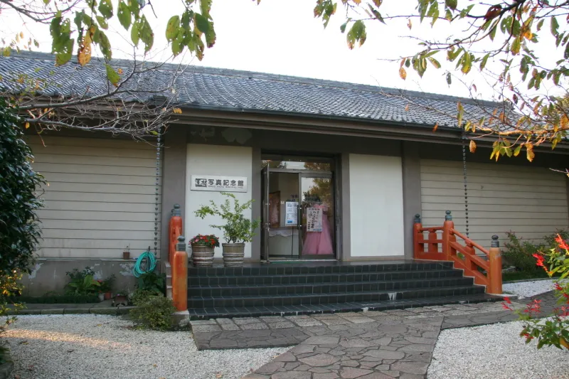 日本初から珍しいカメラまで展示する蓮杖写真記念館（入館有料）