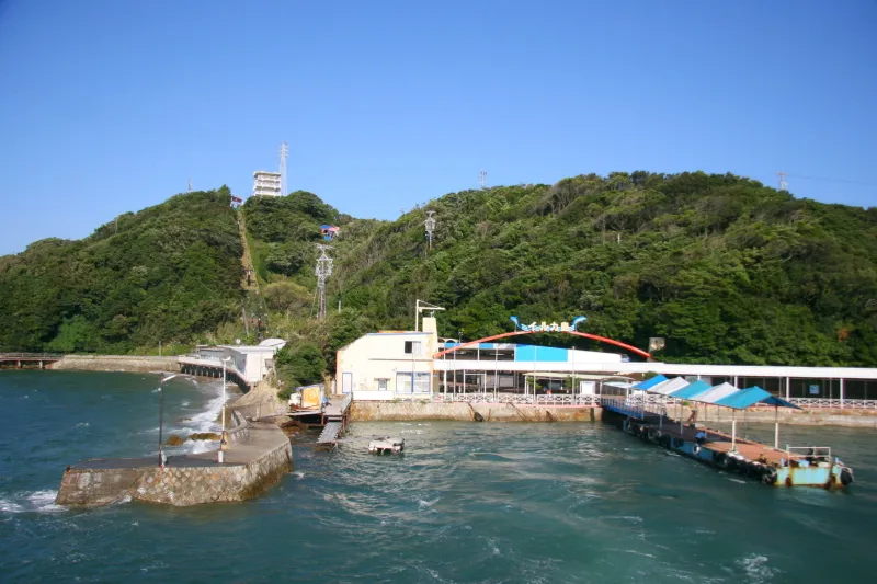 様々な施設が立ち観光化されているイルカ島