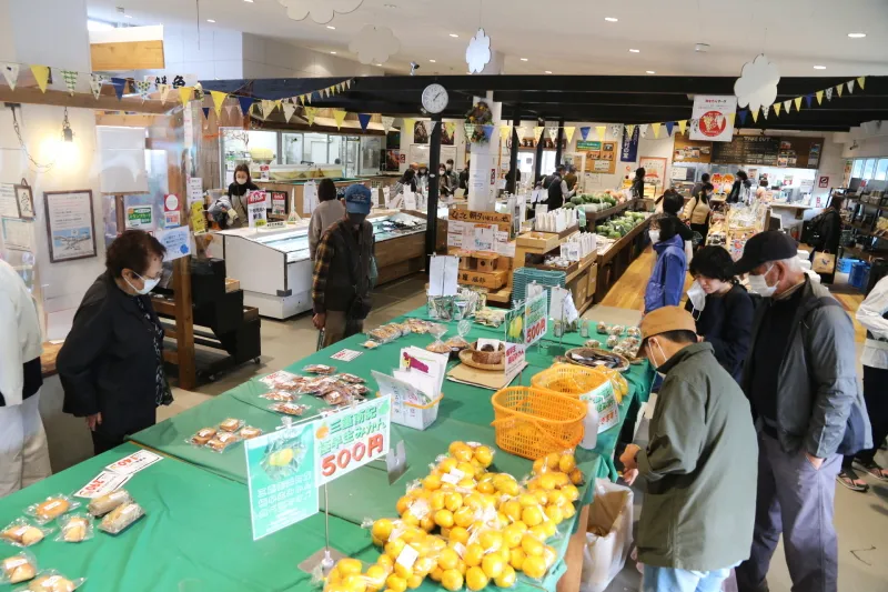鳥羽志摩の新鮮な食材や加工品が並ぶ直売コーナー