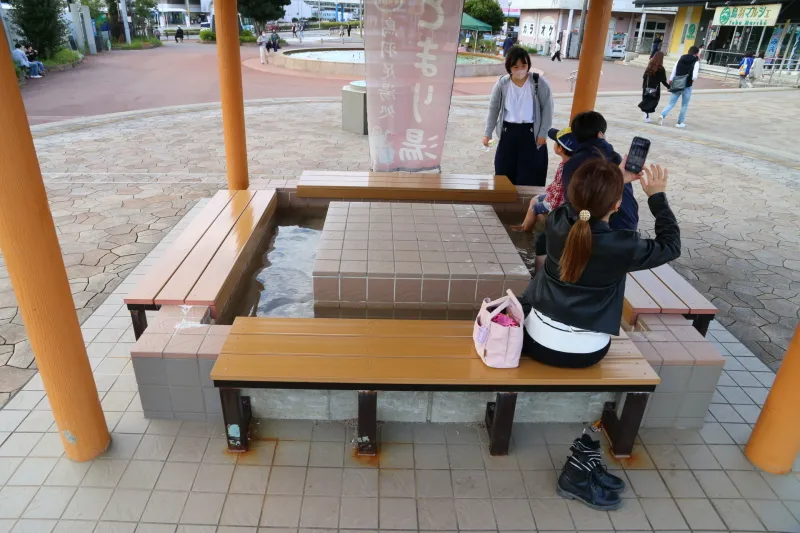 鳥羽本浦温泉の湯を使用している無料の足湯「とまり湯」