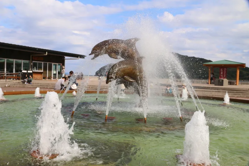 イルカがシンボルとなっている噴水広場