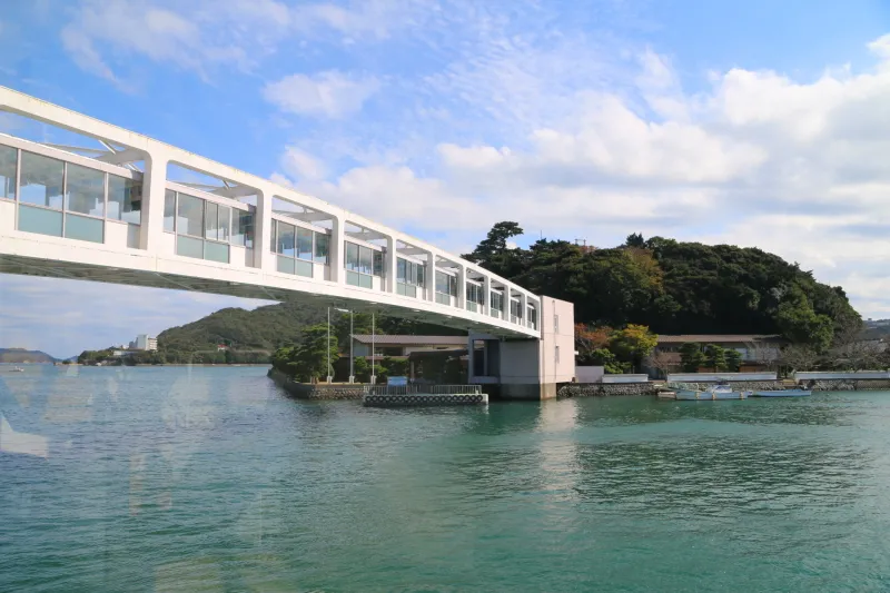 橋の架かるミキモト真珠島