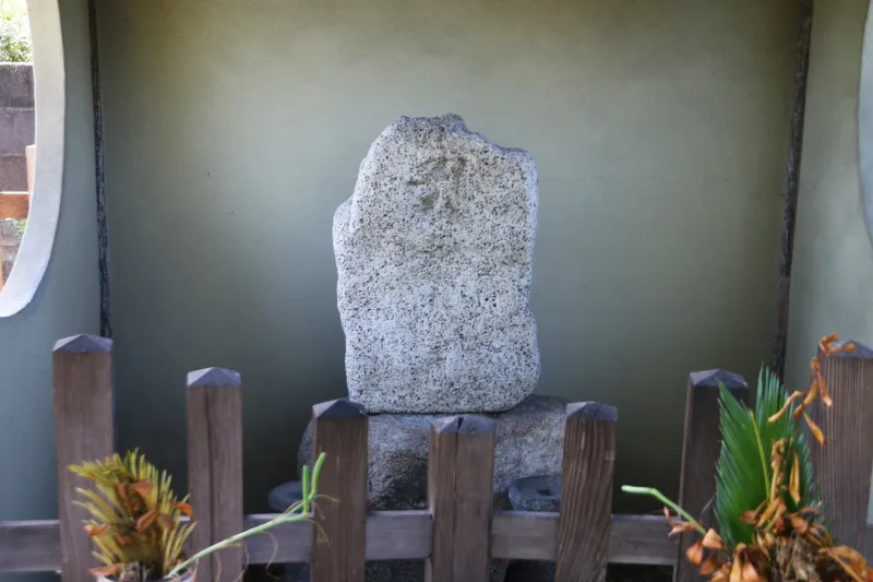 芭蕉桃青法師と刻まれている自然石