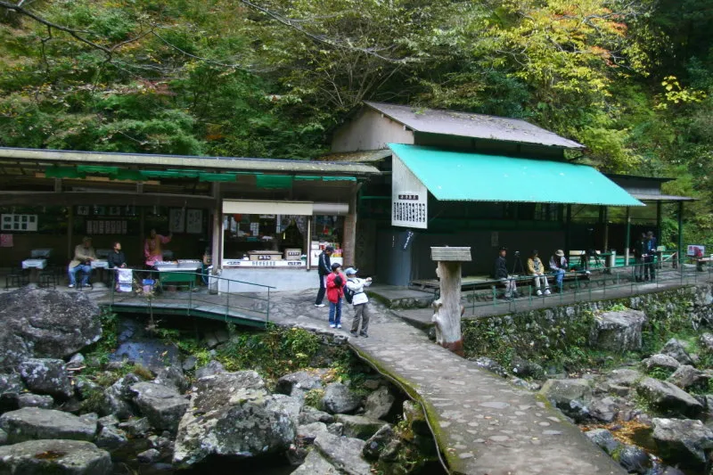 茶店と休憩所があるため、滝を眺めながら休める場所