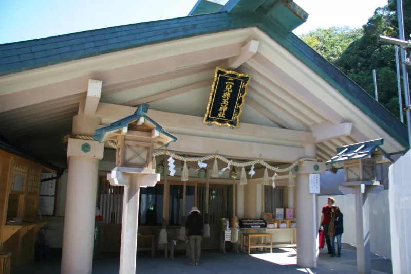 多くの人が参拝で訪れる二見興玉神社