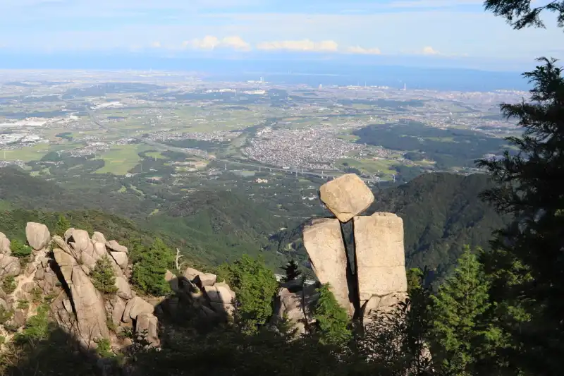 中登山道の標高９００ｍ付近にある巨石のビュースポット