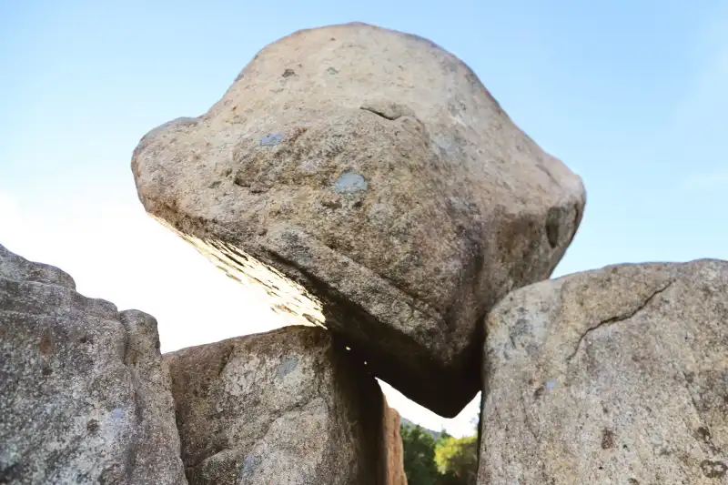 地蔵岩はサイコロ状の石が絶妙なバランスで乗っている岩
