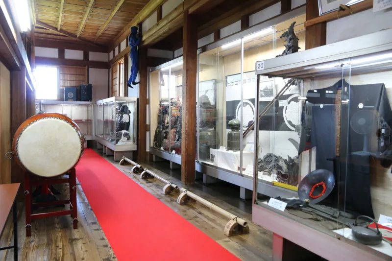 甲冑・刀剣・駕籠を始め、歴史資料の並ぶ展示コーナー