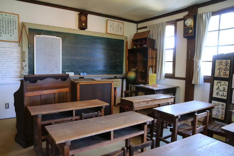 当時の授業風景が見学できるように再現されている教室