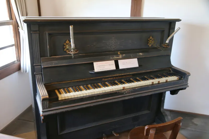 廃校まで実際に使われていた日本楽器製造の初期型ピアノ