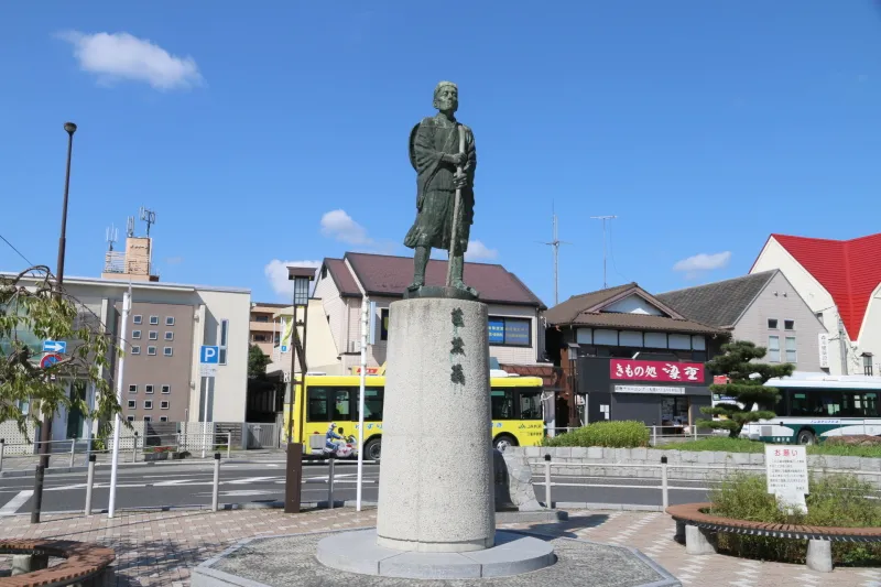 松尾芭蕉の誕生地のため、上野市駅前に立てられている芭蕉像