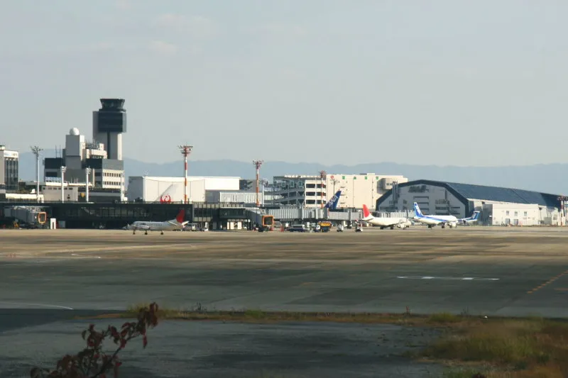 かなり離れていて小さく見える空港ターミナルビル