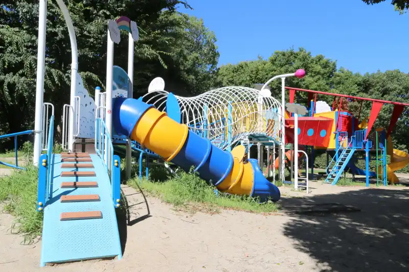 子どもたちが元気いっぱい遊べる遊具広場