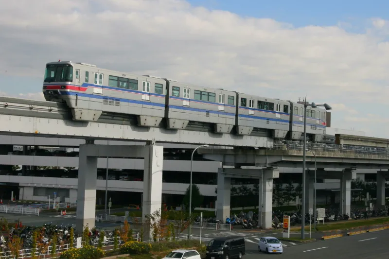 高さ１０ｍほどの高架を走る大阪モノレール