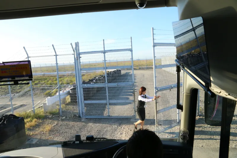 ゲートを通り抜けて第２ターミナルの滑走路へ進入
