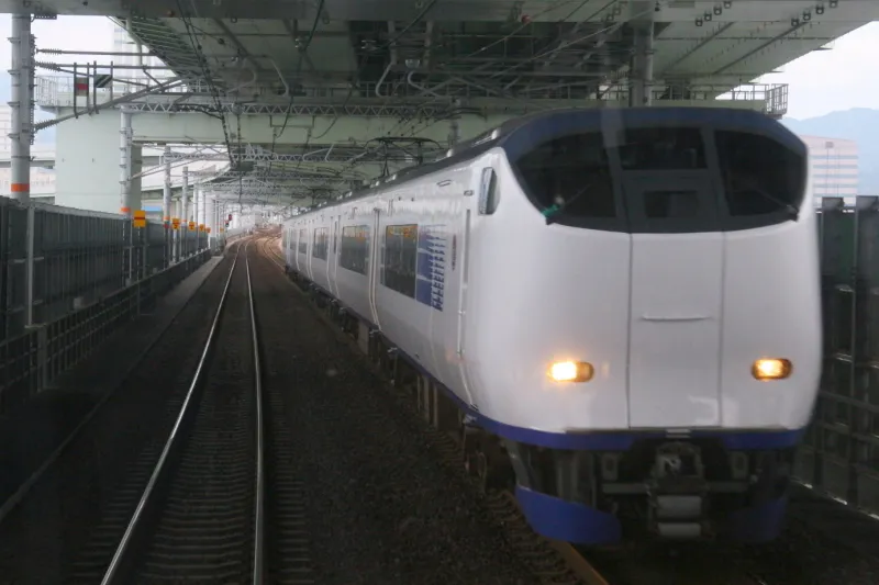 滋賀県米原と関西空港駅の間を走るＪＲの特急「はるか」