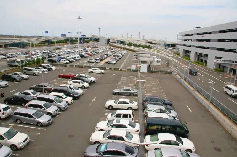 立体と平面を合わせて６０００台が収容できる駐車場