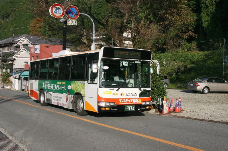 金剛バスと南海バスが運行しているバス停「金剛登山口」