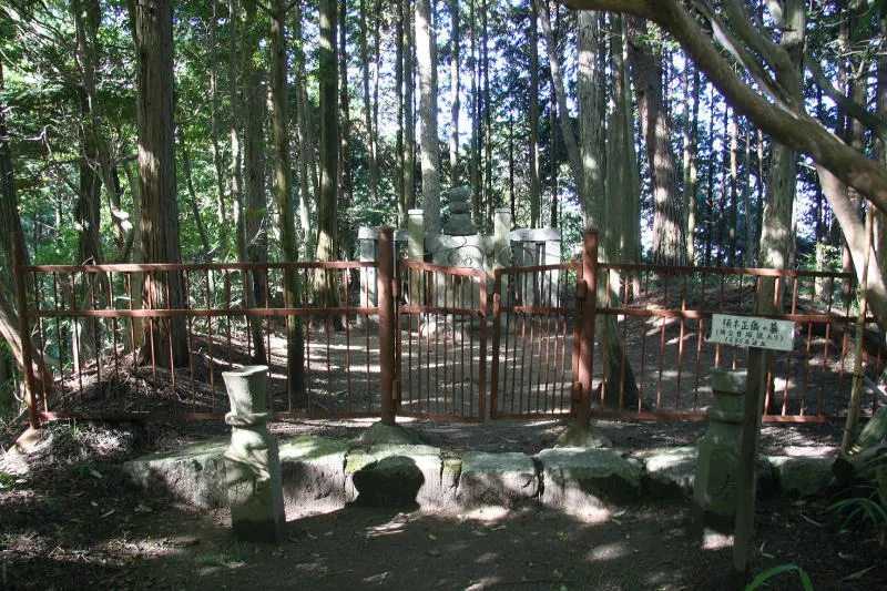 さらに登ると現れる１６８０年建立、楠木正儀のお墓