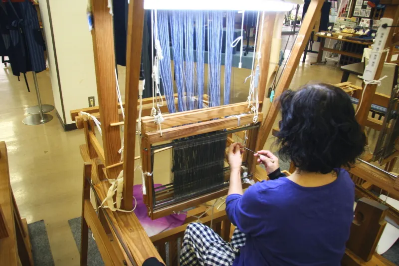 昔ながらの織機を使用して手織り体験も可能