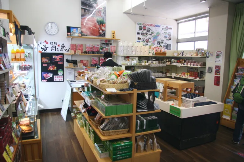 まつさか交流物産館では松阪や三重県のお土産品を販売