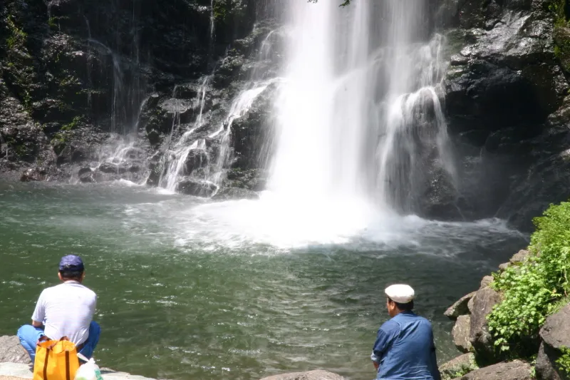 滝壺まで１０ｍと近く、水しぶきや迫力も伝わってくる大滝