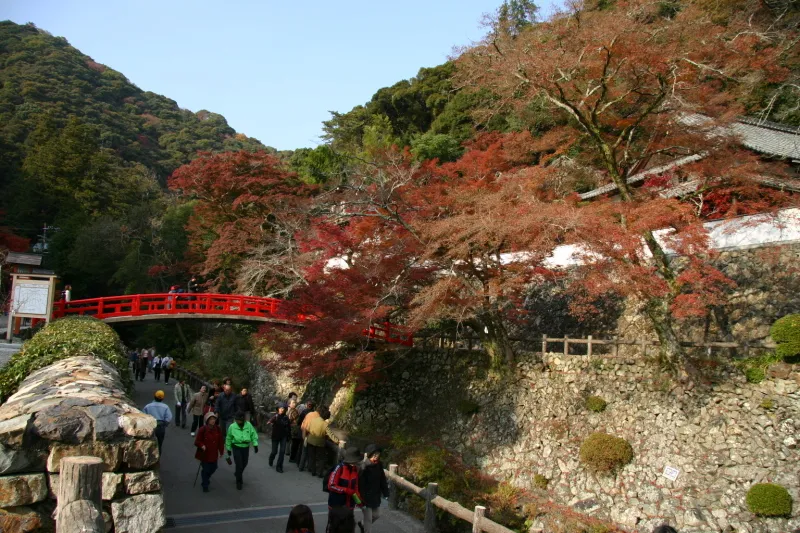 景色を眺めながら歩き、瀧安寺などの観光スポットも点在