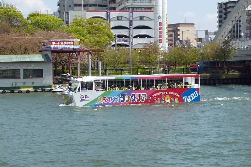 大川を進む水陸両用バス
