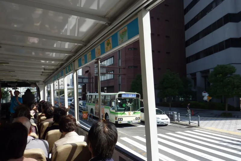 出発直後は道路を走り、広い窓から眺める大阪市内の様子