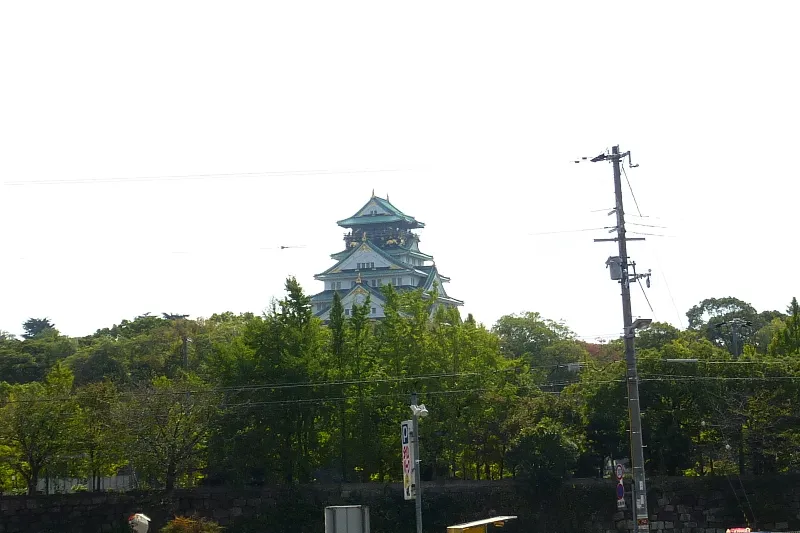 道路を走っている途中には、大阪城も眺められる観光コース