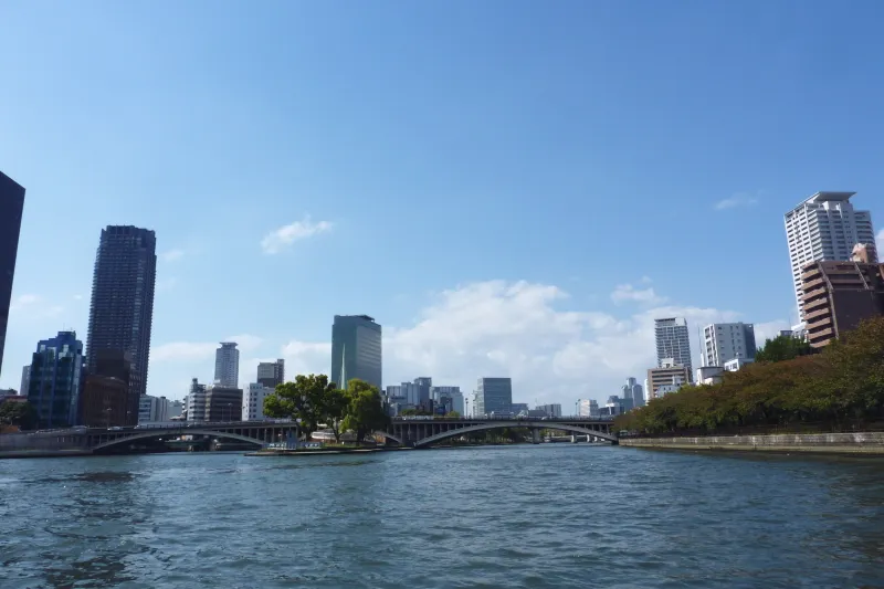 天気も良く川の上から眺める大阪市内の景色