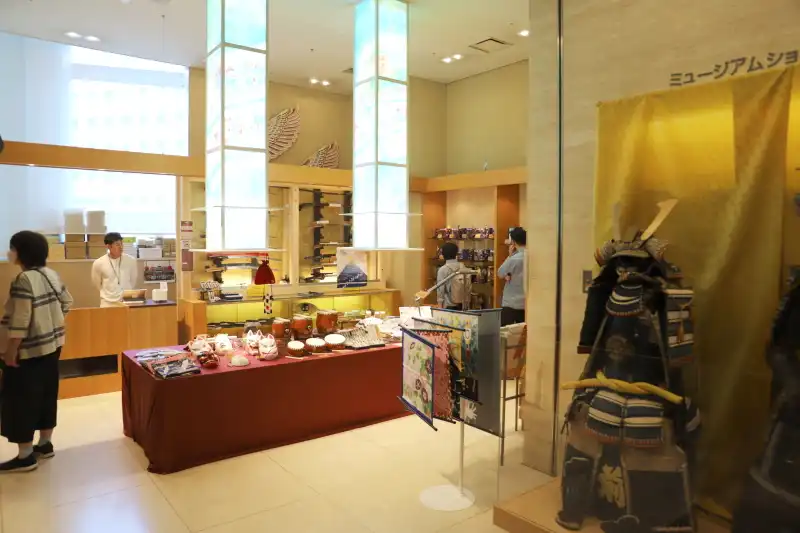 大阪の伝統工芸品などを販売するミュージアムショップ