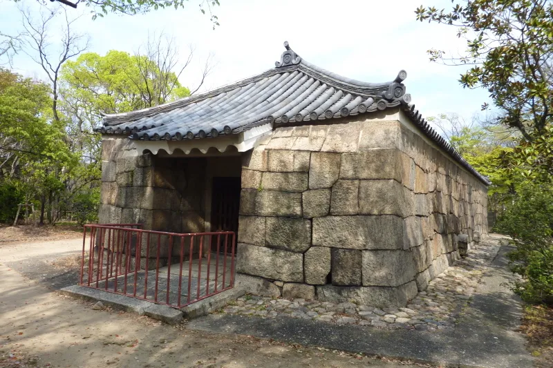 園内には石室が残されていて徳川時代に使われていた火薬庫