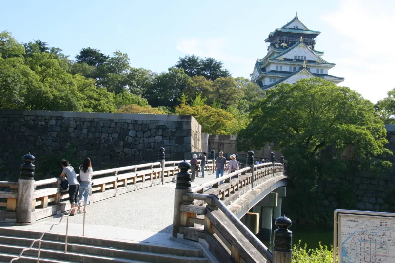 天守閣を中心に広がっている大阪城公園