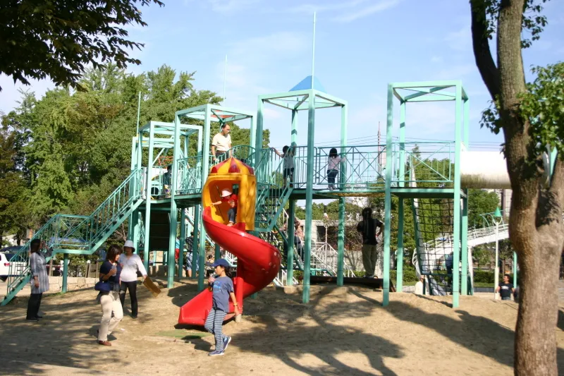 森ノ宮駅近くには遊具広場もあり、子どもたちの人気エリア