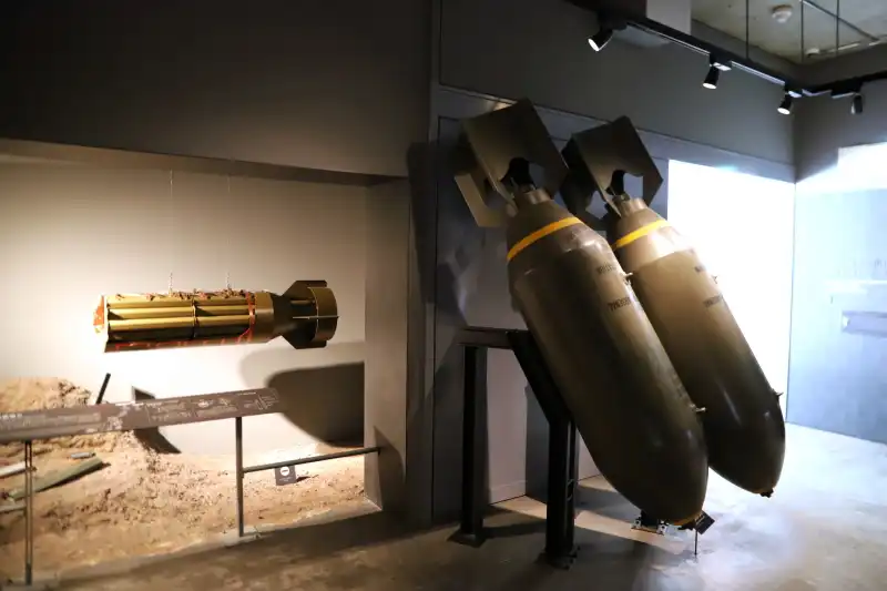 模型で破壊力や大きさを紹介する焼夷弾と１トン爆弾