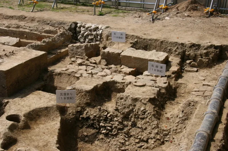 徳川時代に造られたとされる石組の溝