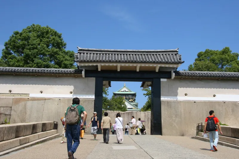 大阪城の正門となる桜門。門の中に小さく見える天守閣