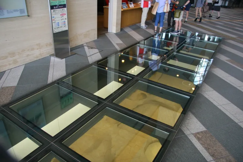 大阪歴史博物館の１階ロビーにある床下に保存される難波宮の遺構