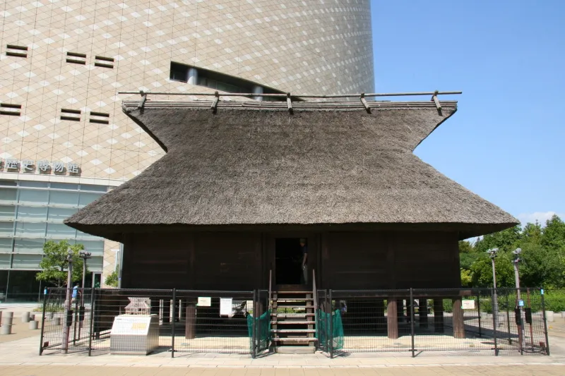 屋外に復元されている５世紀の高床式倉庫