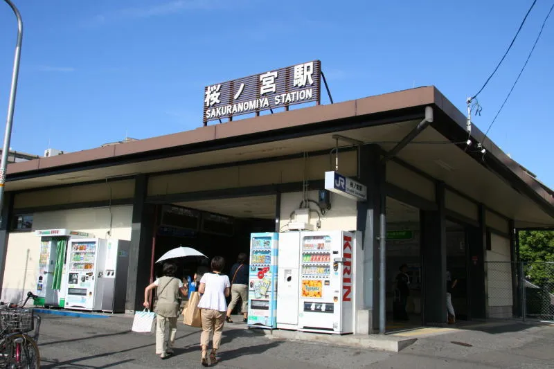 小さな駅舎の立つ桜ノ宮駅