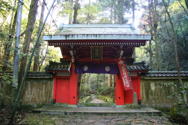 七宝瀧寺の山門となっている瑞龍門