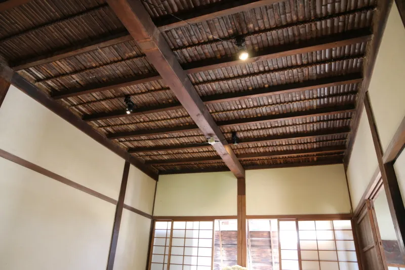 趣のある竹天井を始め、見どころの多い歴史的建造物
