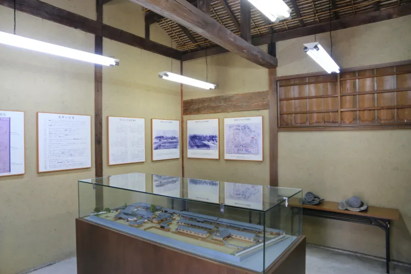 パネルや模型を使用して藩校の歴史を解説する展示室
