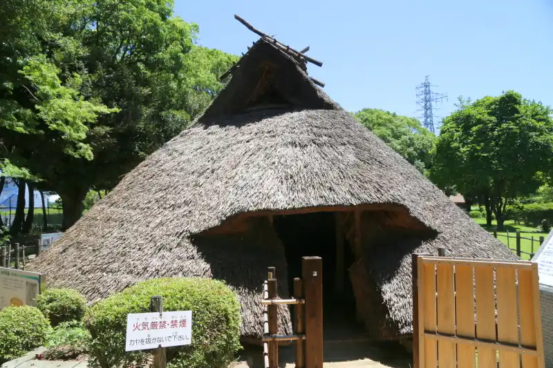 建物の中に入って見学もできる円形平地式住居