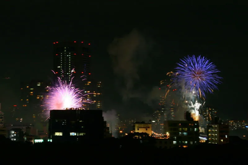 大阪城天守閣の横から眺める天神祭の花火