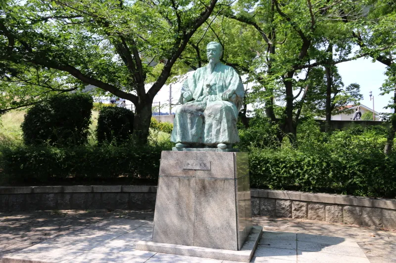 大阪港建設の功績を称え立てられた西村捨三の銅像