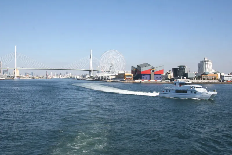 展望デッキからは船舶が行き交う大阪港を一望