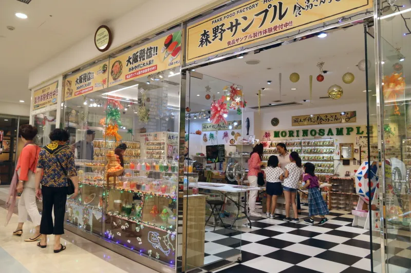 大阪名物など様々な食べ物が並ぶ食品サンプル専門店
