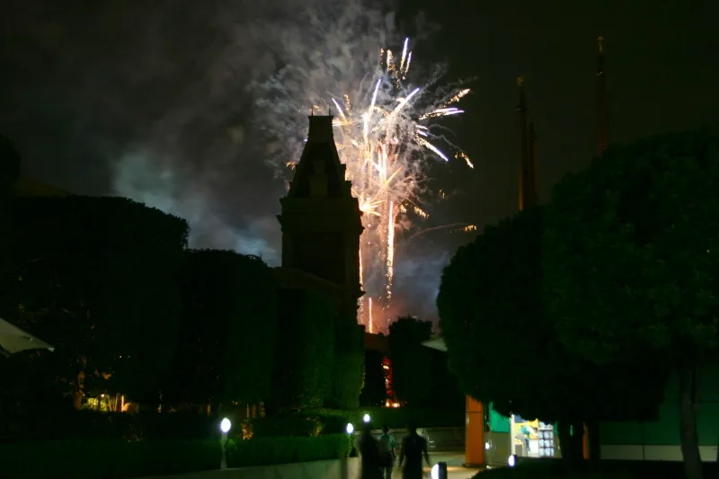 バックドラフトの塔に写る水上イリュージョンの花火